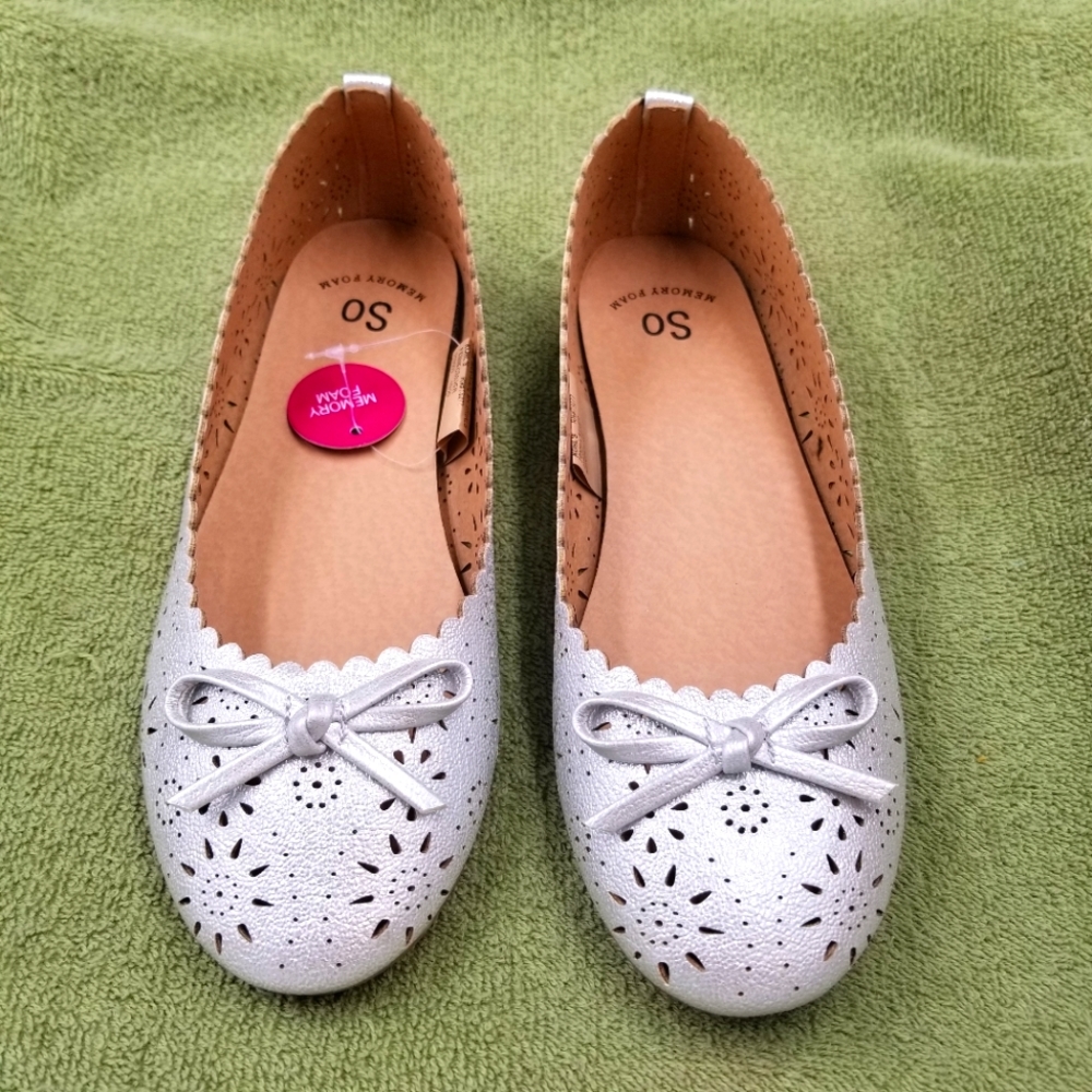 SO New Little Girls Silver Flats with Cutouts Memory Foam "Fennec" Size 3